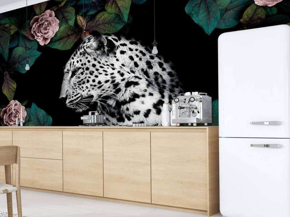 Luipaard tussen fluwelen bloemen