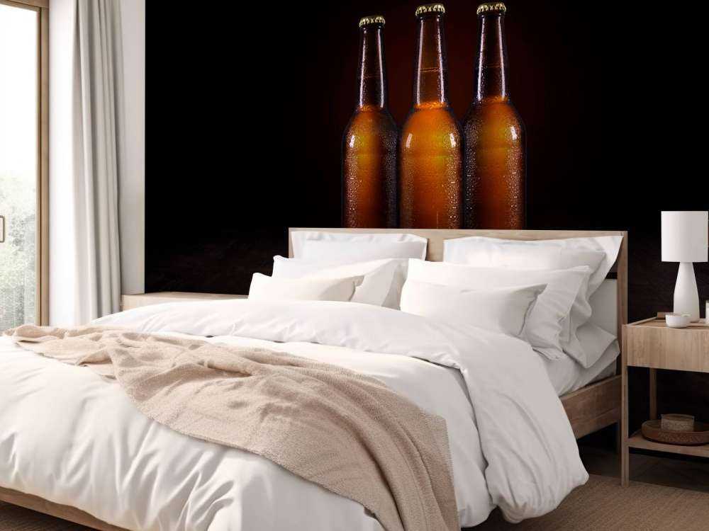 Bruine bierflesjes in een donkere ruimte