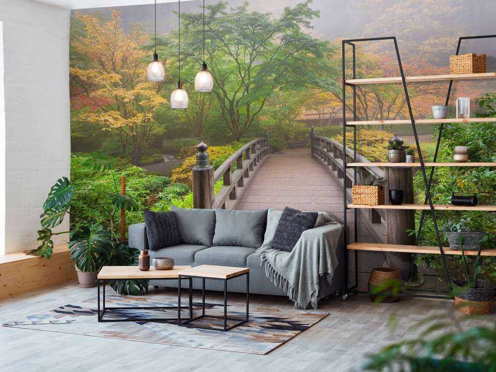 Houten brug in een Japanse tuin