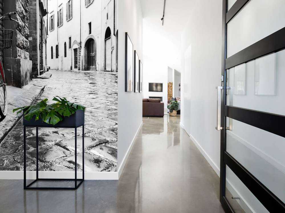 Rode fiets in een zwart-witte straat