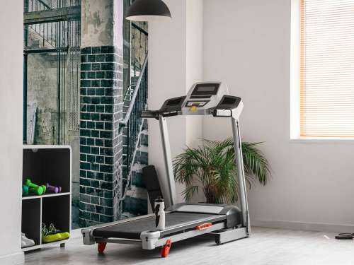 Oude trap en liftschacht