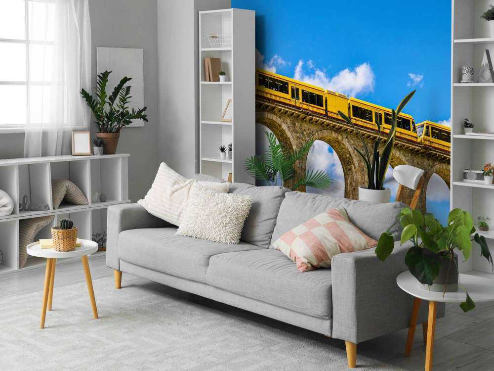 Gele trein op een viaduct in Frankrijk