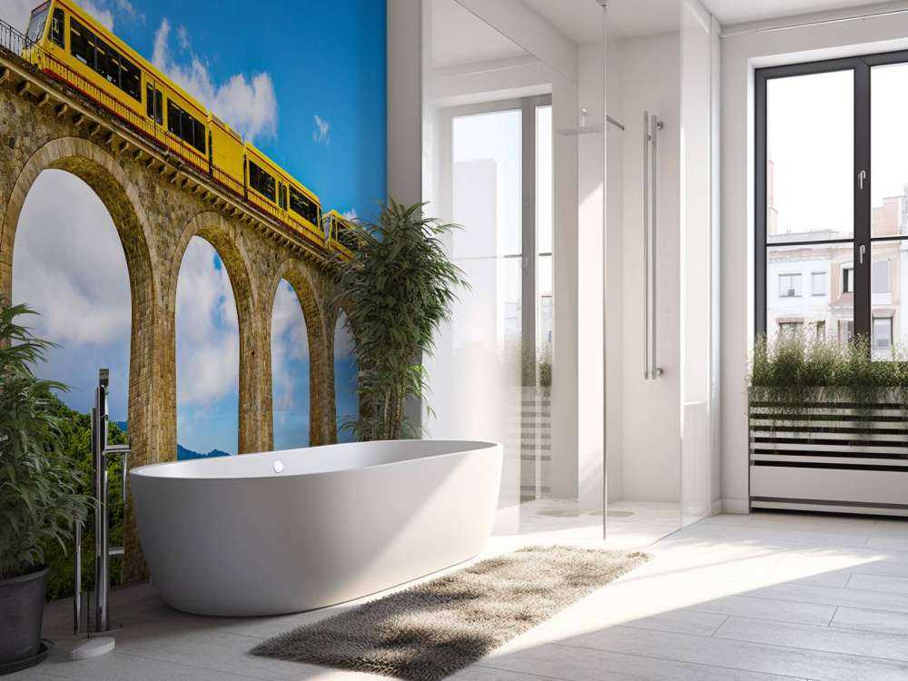 Gele trein op een viaduct in Frankrijk