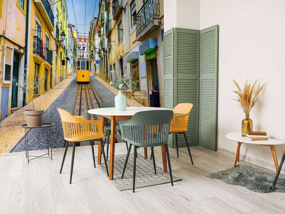 Tram door een straatje in Lissabon