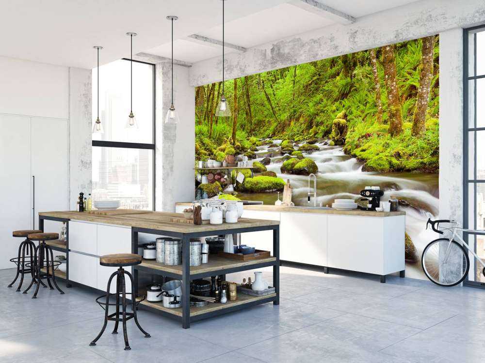 Rivier met veel stroming door het regenwoud