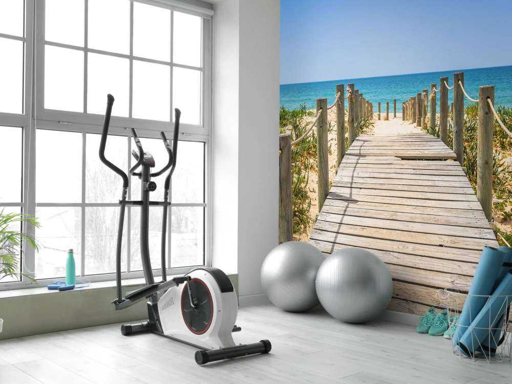 Houten brug naar het strand