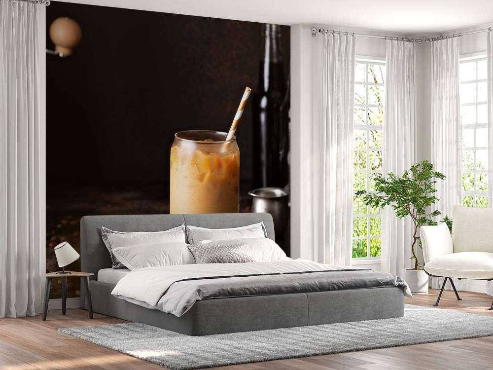 IJskoffie op een tafel vol koffiebonen