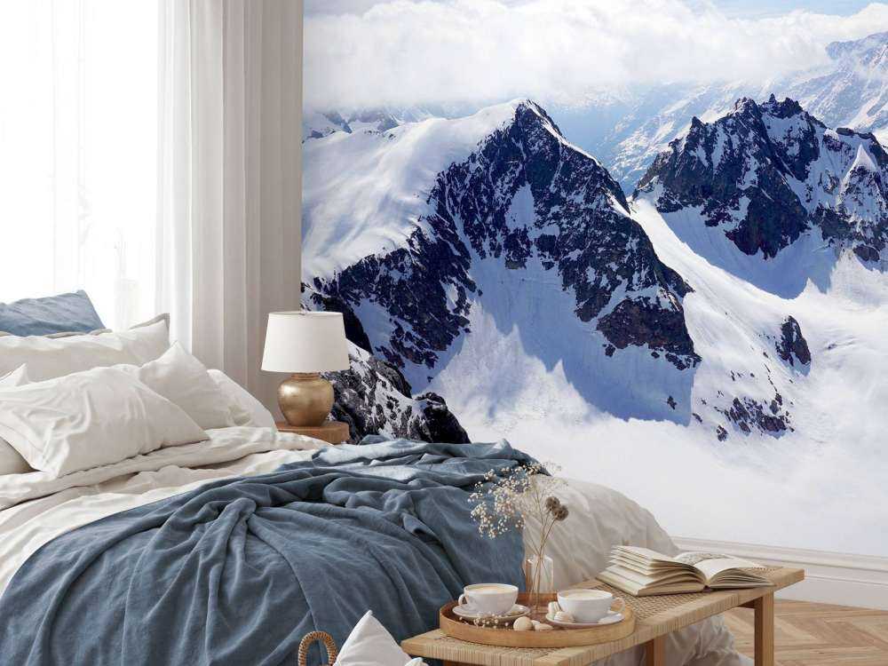 Ingesneeuwde bergen op een heldere dag