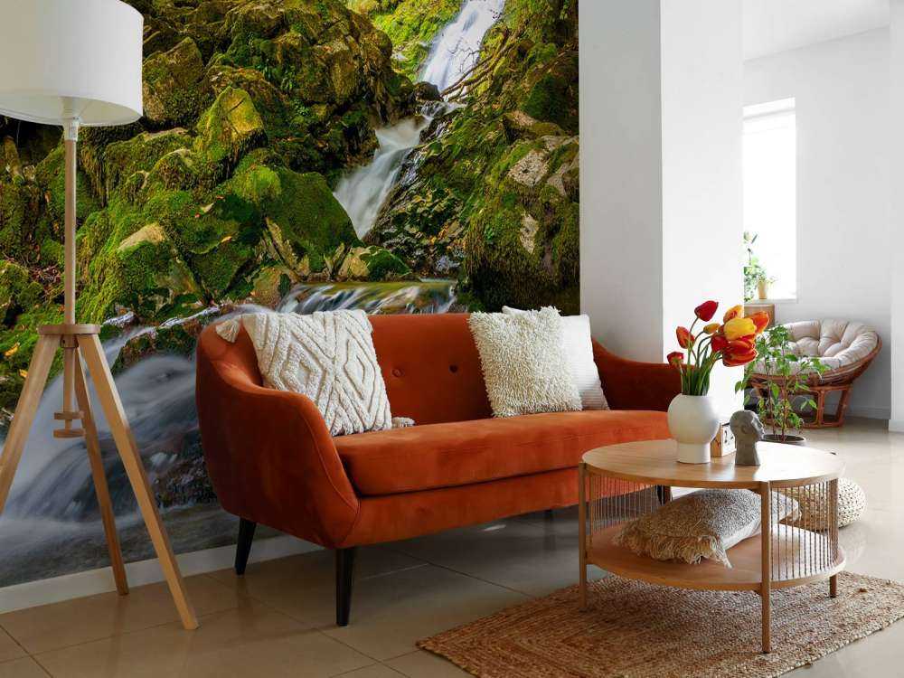 Waterval midden in het bos