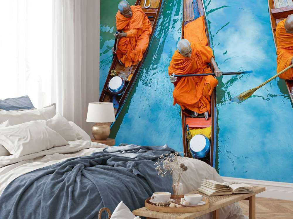 Monnik in houten boot