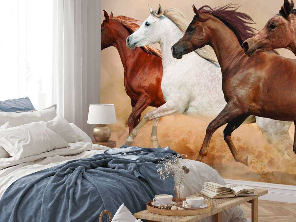 Galopperende paarden in een zandstorm