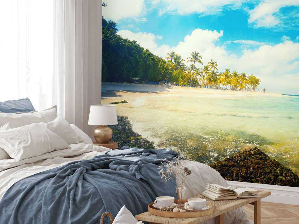 Wit strand met een kleurrijke zee