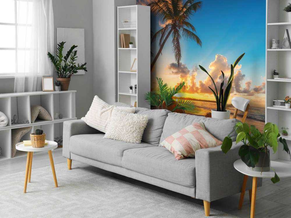 Tropisch strand bij zonsondergang