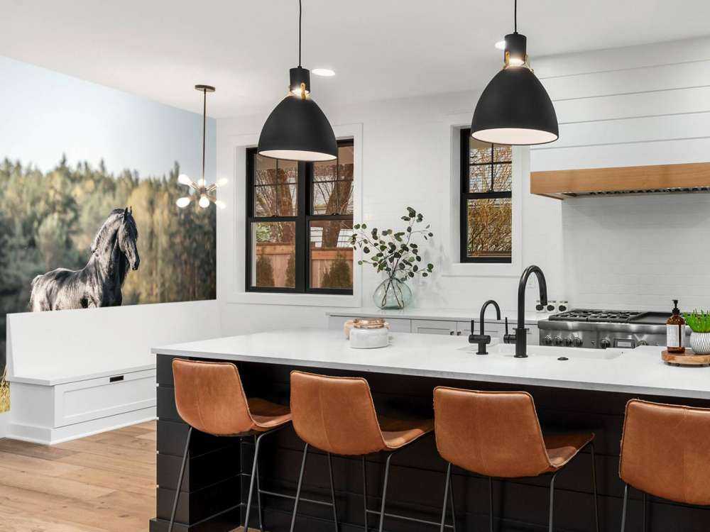 Fries Paard op het gras omringd door bomen