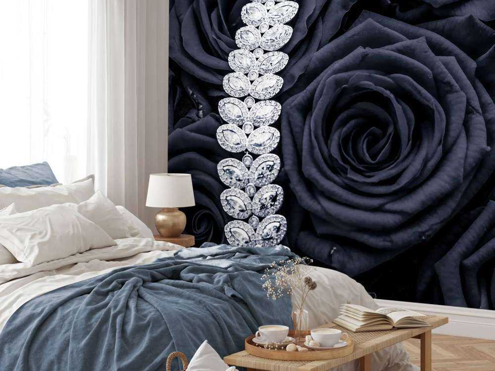 Donkere rozen met een diamanten ketting erop