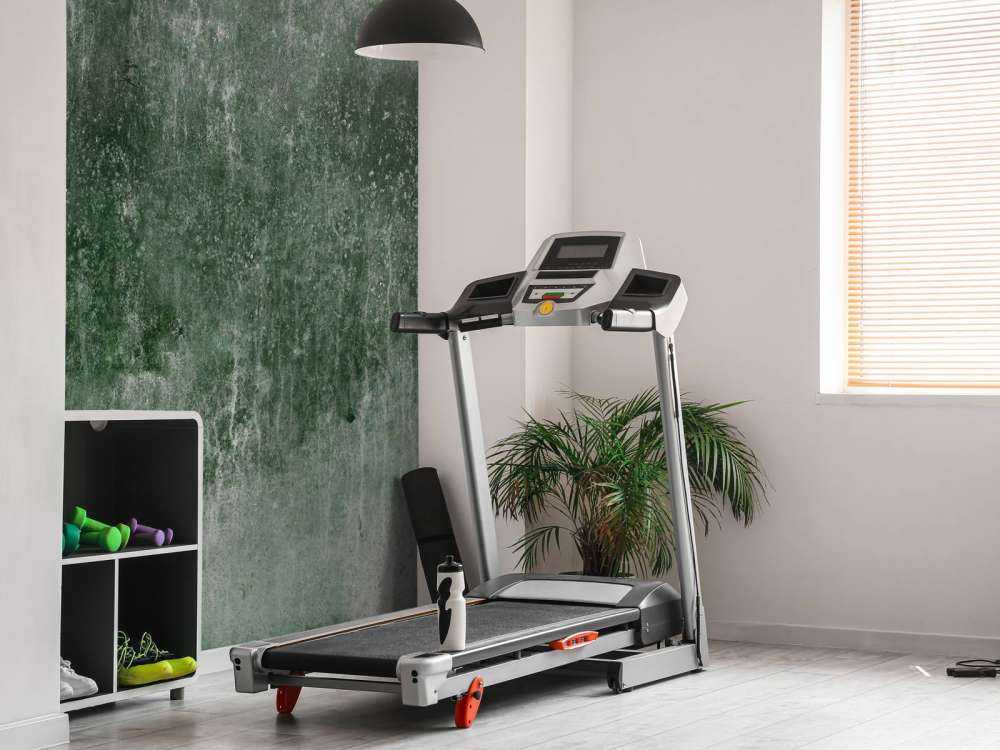 Oude verweerde groene muur