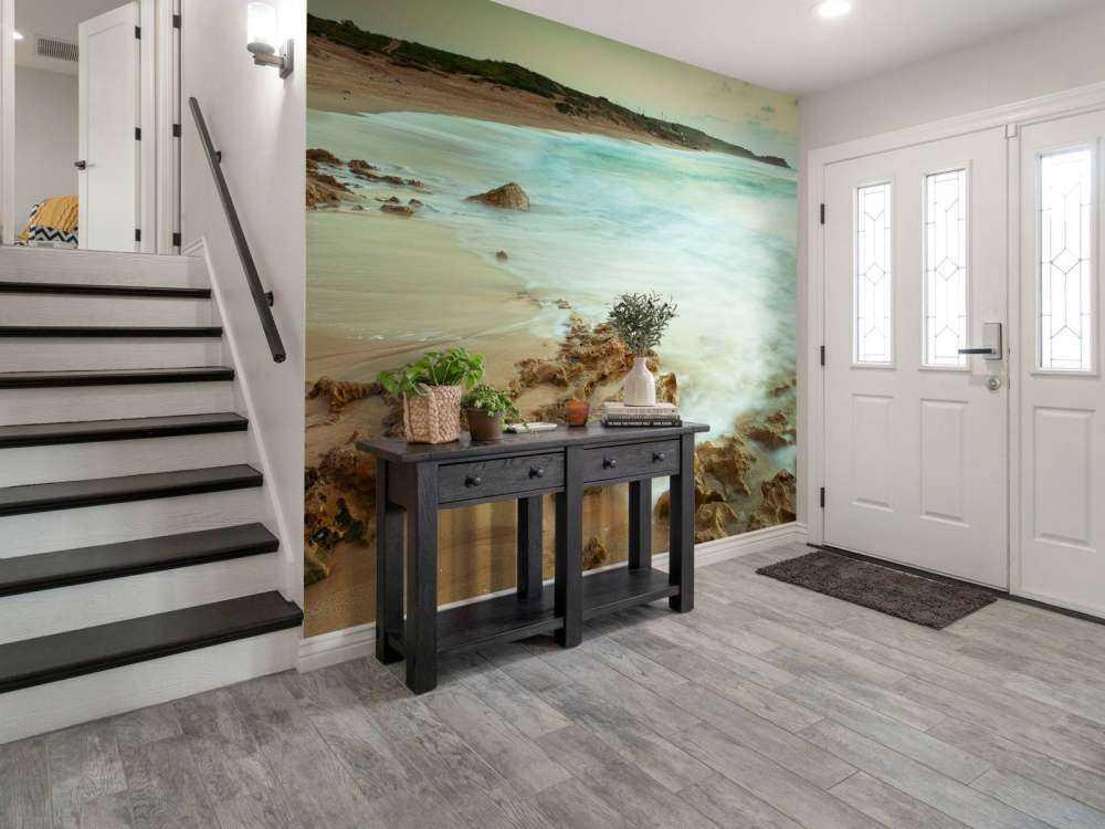 Rustig strand met rotsen