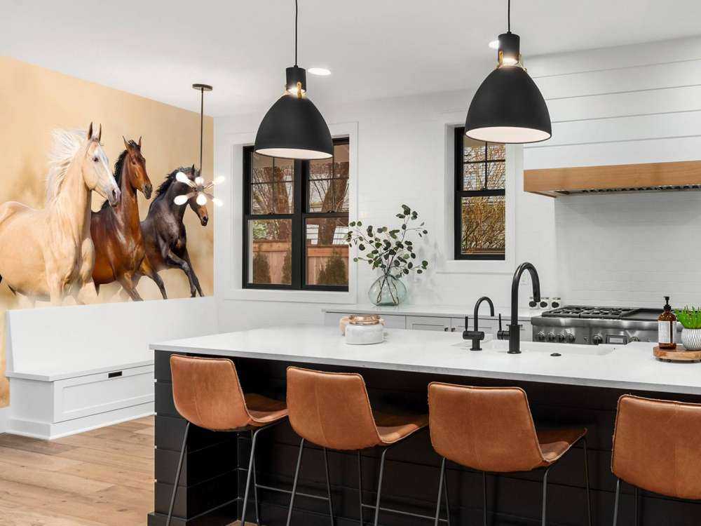 Rennende paarden in de woestijn