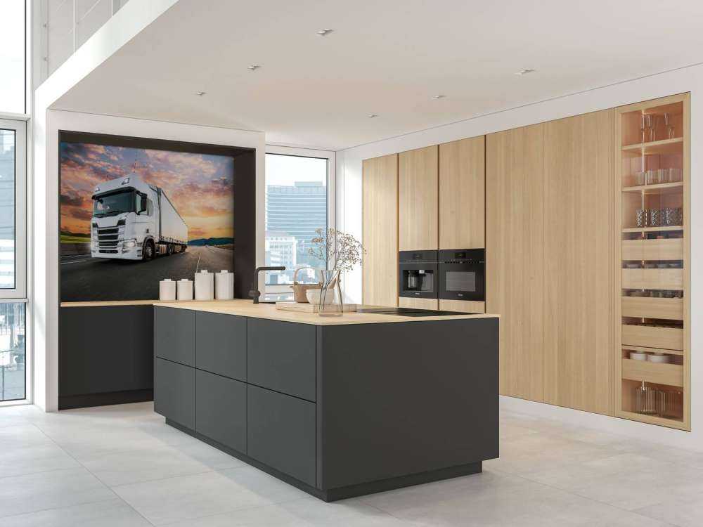 Witte vrachtwagen op de snelweg bij zonsondergang