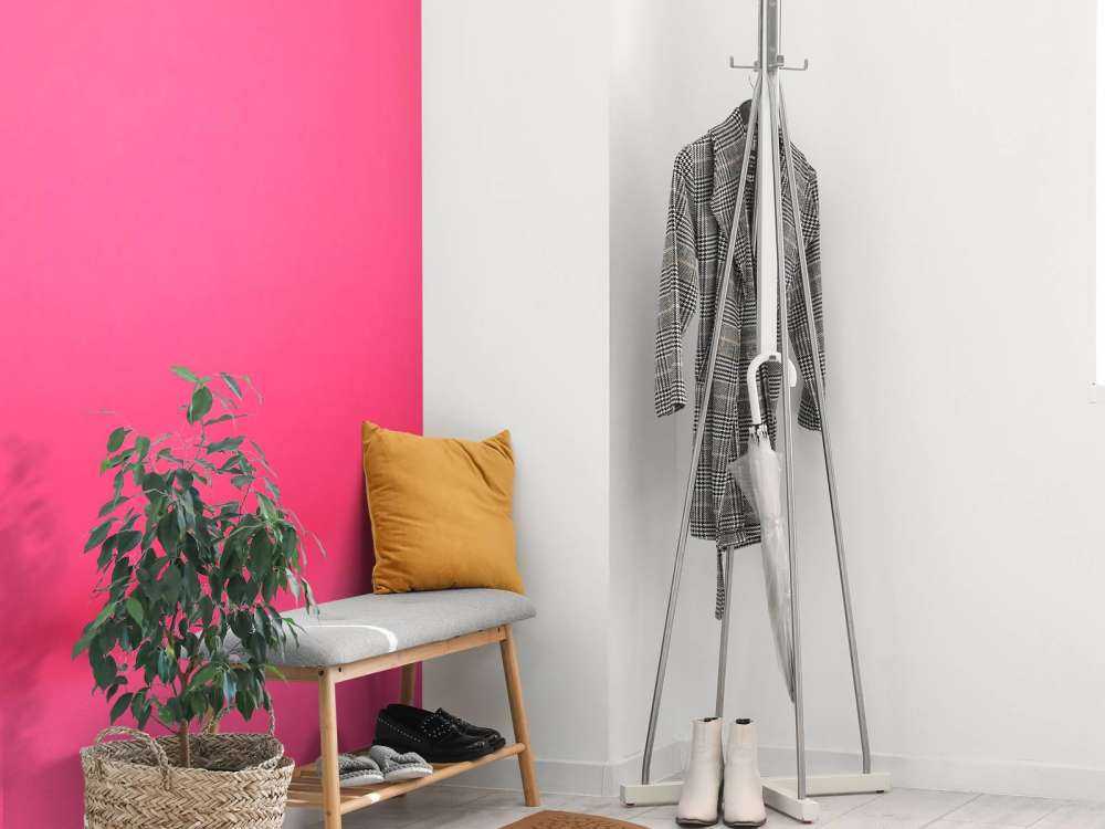 Flamingo van kunstof met een roze achtergrond