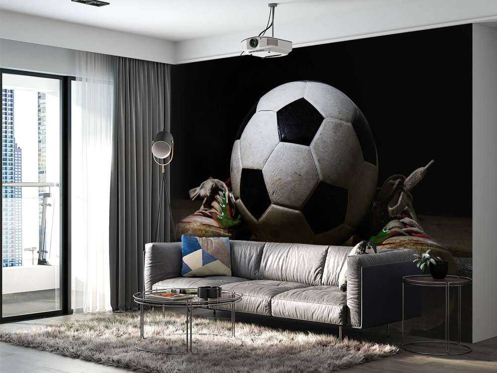 Voetbal tussen twee sneakers