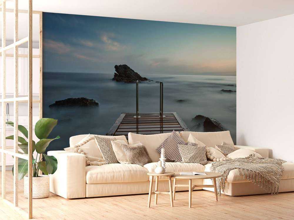 Houten steiger aan de kust