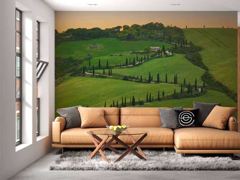 Slingerweg met cipressen