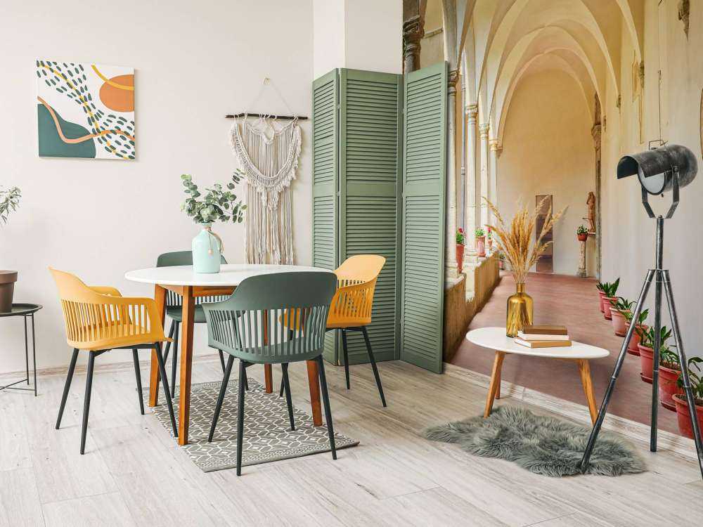 Binnenplaats met bogen en planten