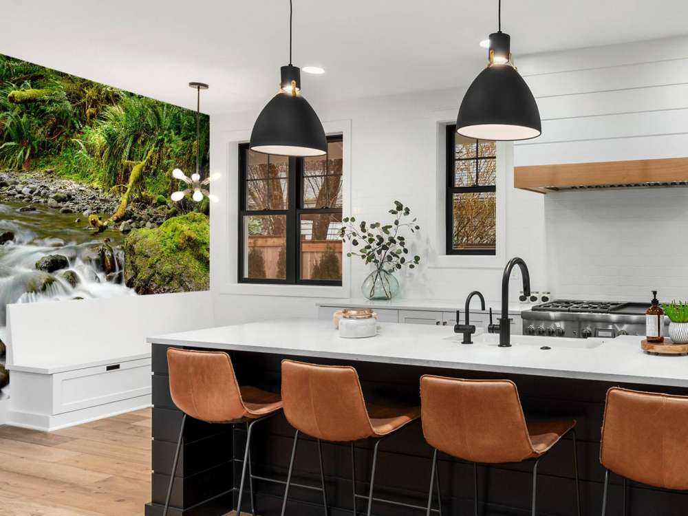 Groen rotsblok met riviertje