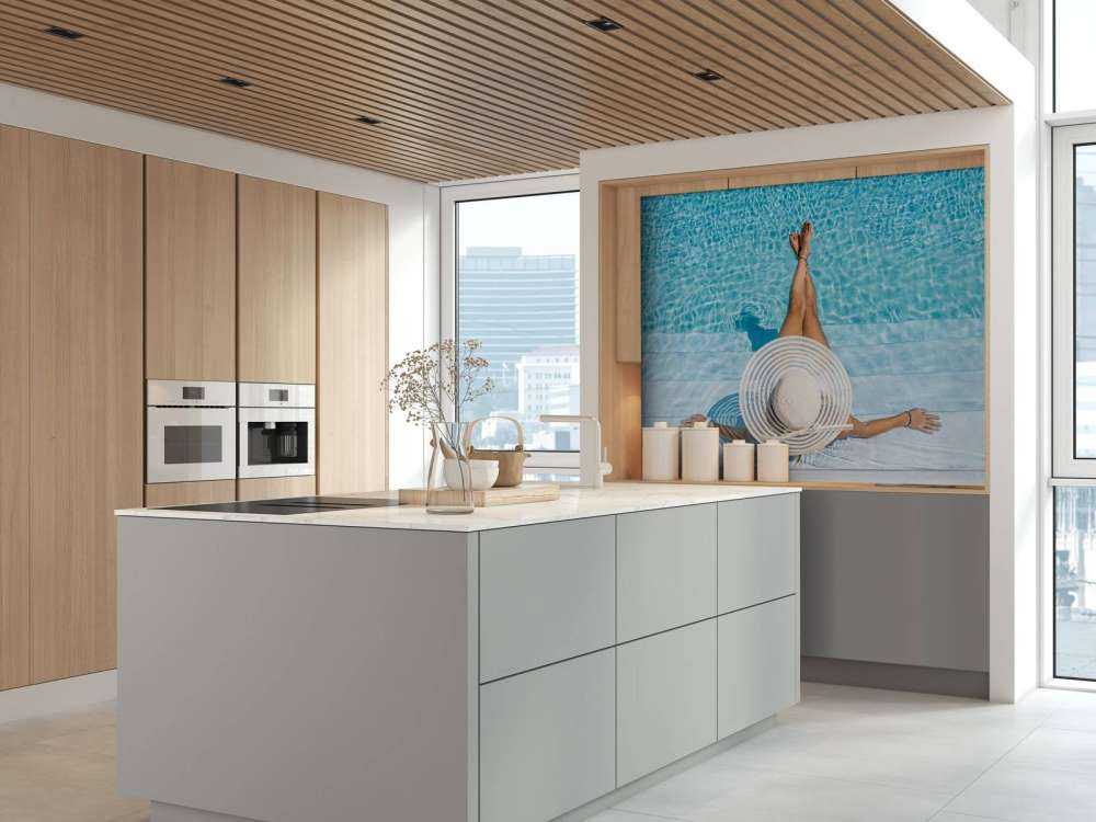 Vrouw bij het zwembad