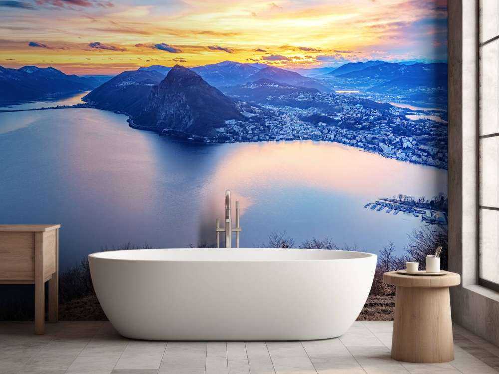 Bovenaanzicht op een stad met bergen