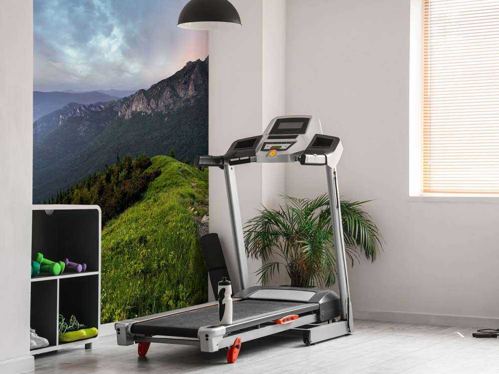 Regenboog boven een berglandschap