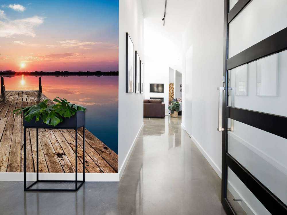 Houten steiger met reflecterend zeewater