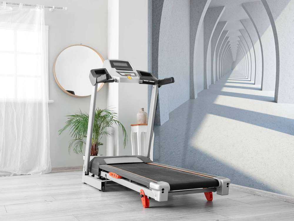 Een lange witte gang met grote zuilen