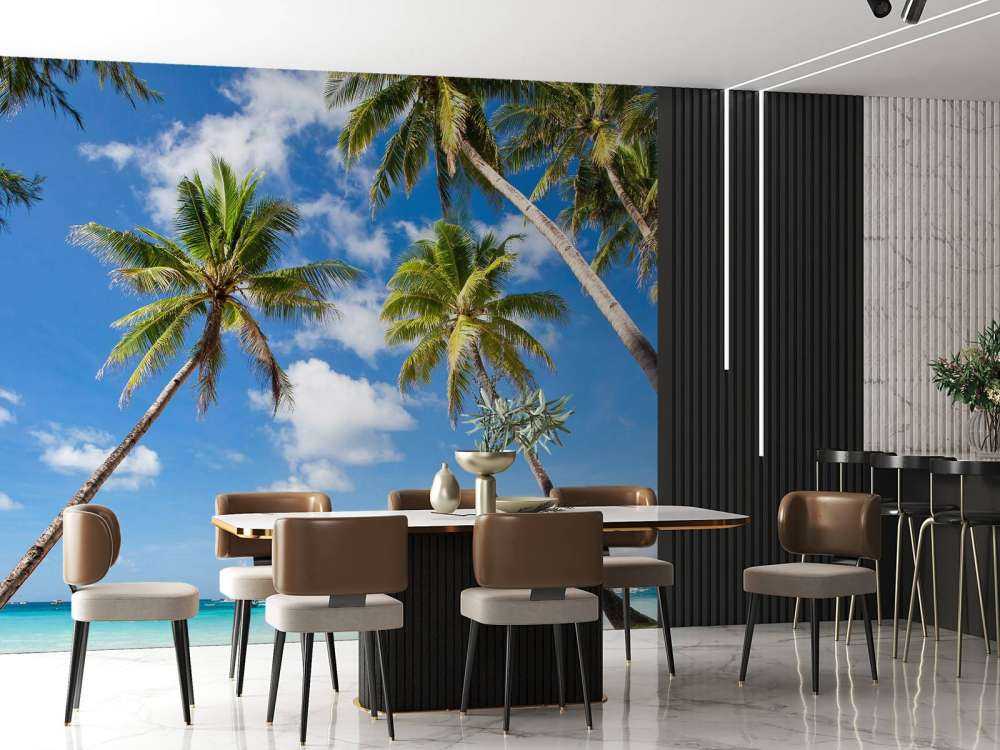 Palmbomen met uitzicht op een haven