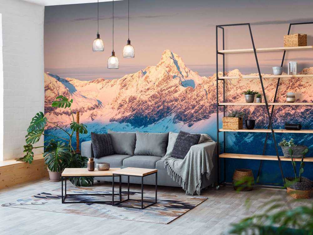 Avondlicht over besneeuwde bergtoppen