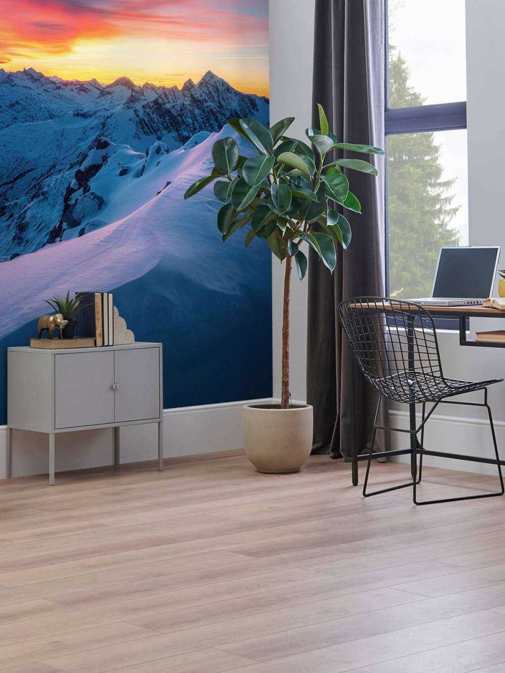 Besneeuwde pieken bij dageraad