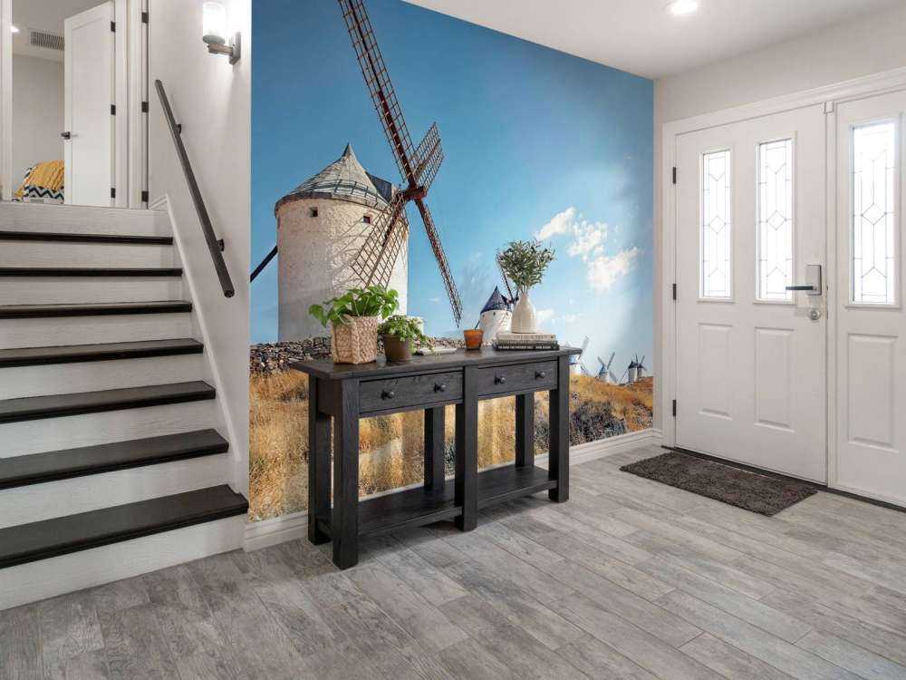 Zomerheuvel met witte windmolens