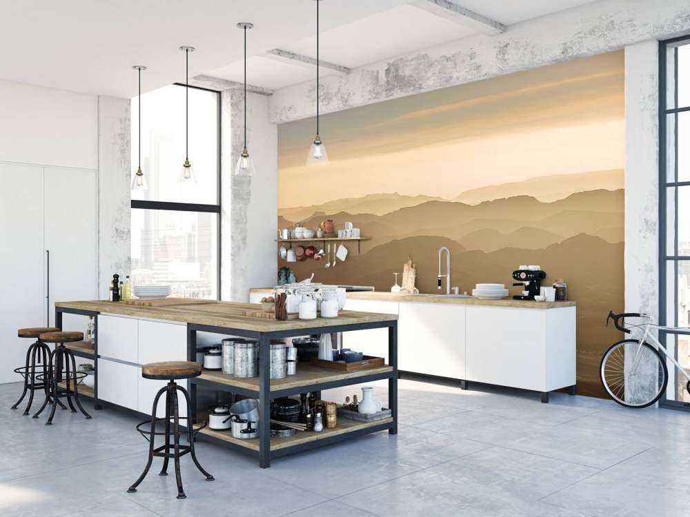Gelaagd berglandschap in avondlicht