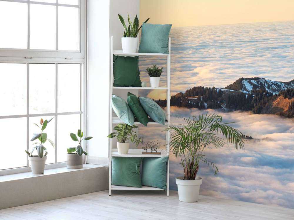 Bergkam drijvend in wolkenzee