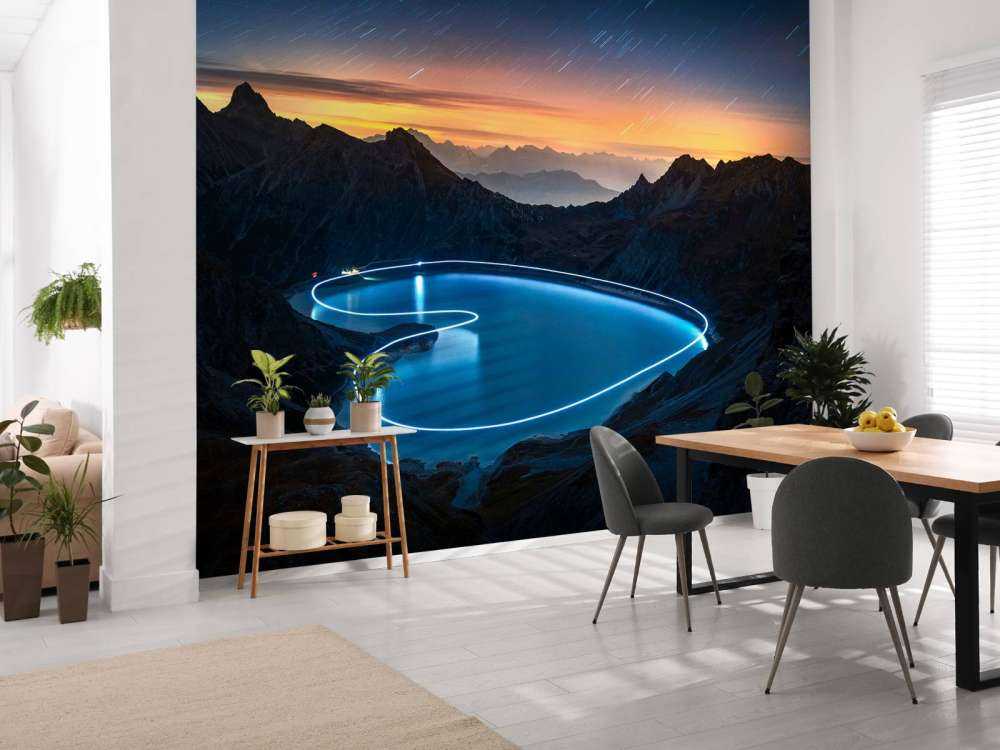 Lichtpad rond bergmeer bij nacht