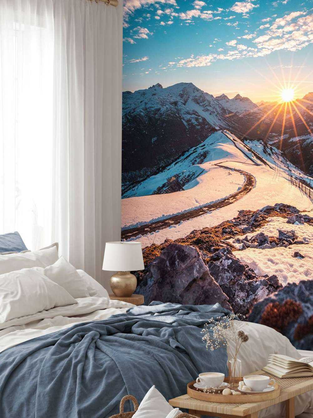 Kronkelpad in besneeuwde bergzon