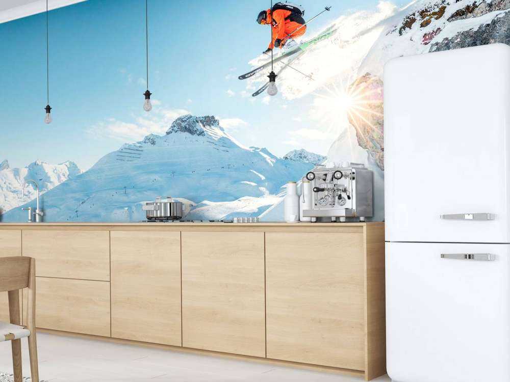 Sprong in besneeuwd berglandschap