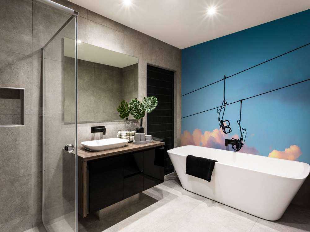 Stoeltjeslift boven roze avondwolken