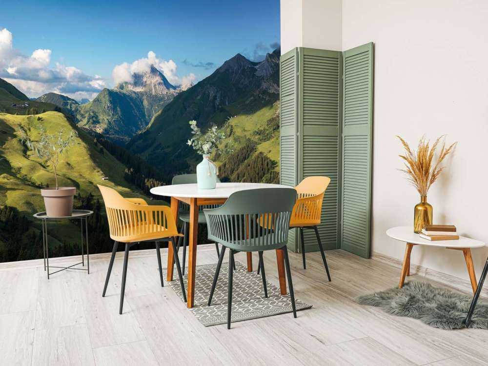 Zomerlicht over groene alpenvallei