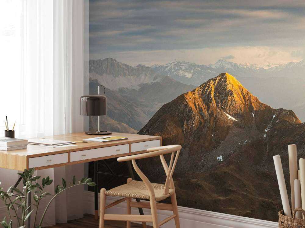 Gouden zonlicht op bergtop bij zonsopkomst