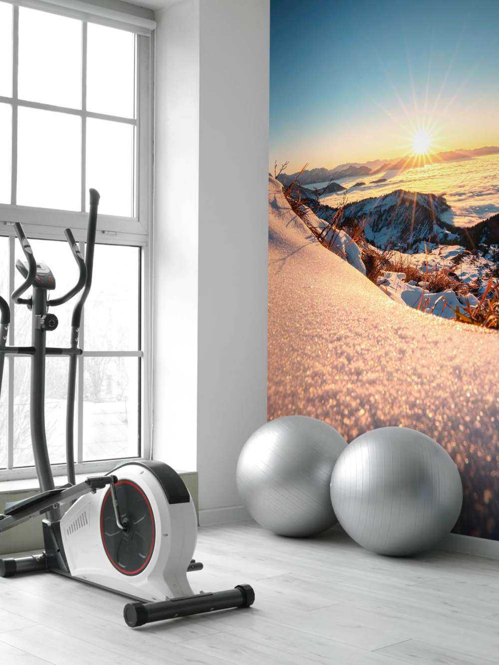 Zonlicht over besneeuwde alpenhelling