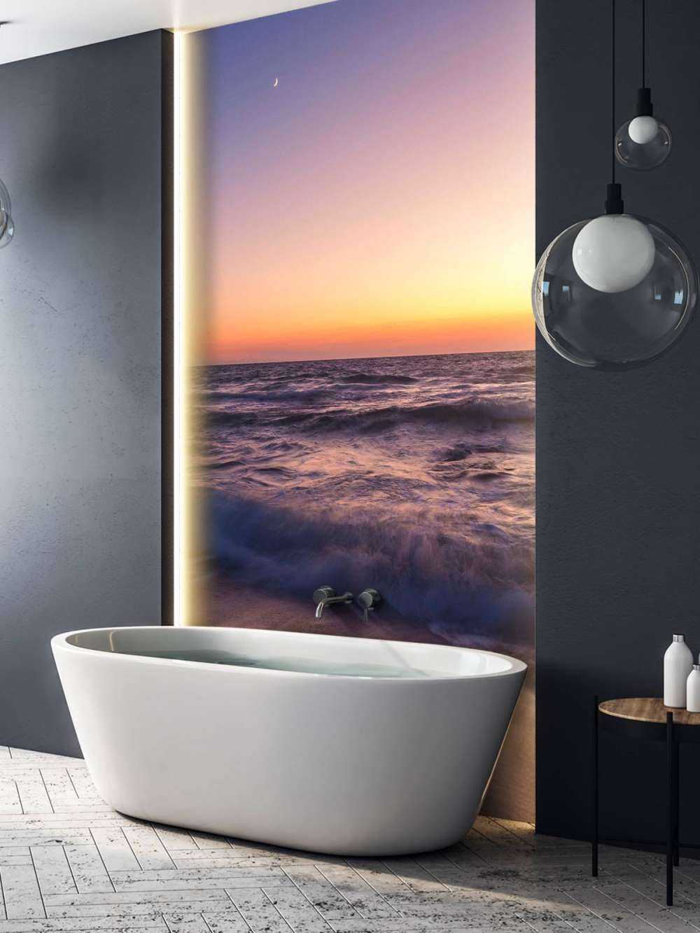 Maanlicht boven paarse branding bij zonsondergang