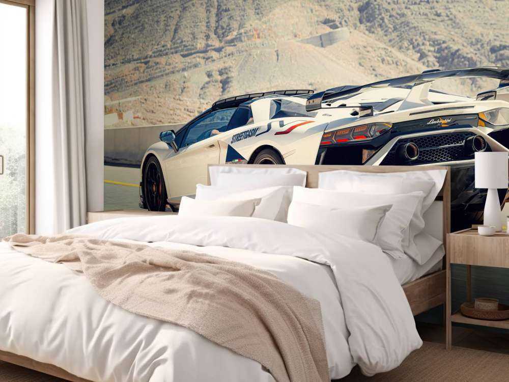 Witte supercar op bergpas