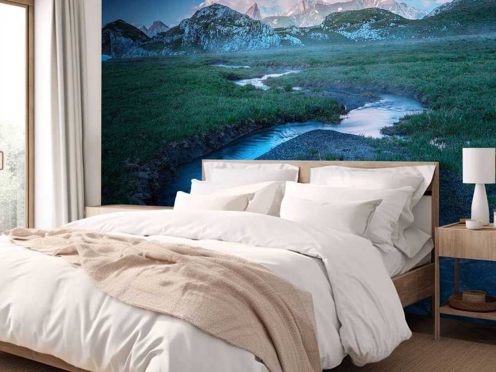 Avondlicht over bergvallei met beek